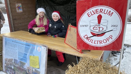 Elverum drilltropp solgte julenek på Frivillighetens dag på rådhusplassen.